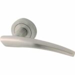 DOOR HANDLE ZAMAK SATIN NICKEL W/ROSSETTE {OVAL KEY HOLE} HERRA R-330